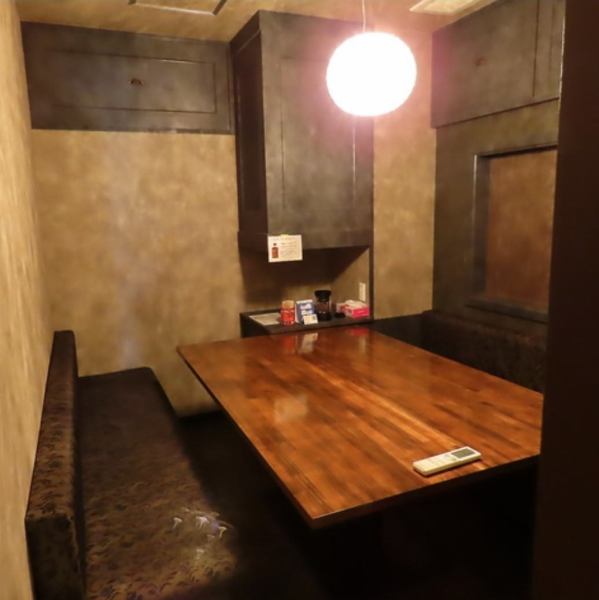 【アジアに染まる夜へ！完全個室完備♪】異国情緒あふれるプライベート空間をご用意！周囲を気にせずお過ごしいただける完全個室は、接待や会食だけでなく、デートや女子会、大切な記念日にも最適♪また、貸切でのご利用も可能です。スパイス香る絶品と美酒に酔いしれる、非日常的なひとときをお楽しみくださいませ！