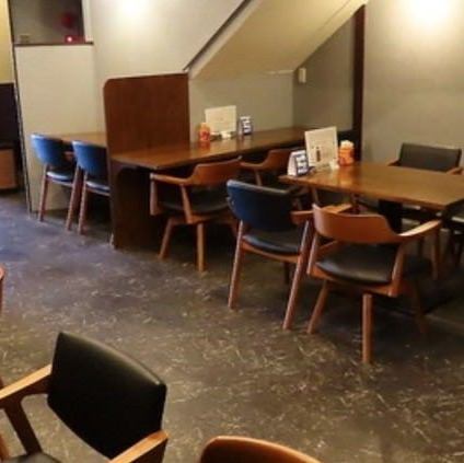 【店舗貸切】当店では店舗丸ごとの貸切にも対応しております！最大42名様までご利用可能な広々とした空間は、職場の歓送迎会や打ち上げ、同窓会など、大人数でのパーティーにぴったり◎テーブル席はレイアウトの変更も可能です♪皆様だけの貸切空間で、思い出に残るひとときをお楽しみください！