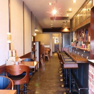 【テーブル席｜2～3名様】少人数宴会やご友人とのお食事に！抜群の居心地の良さ◎木目のしつらえが心地よい、開放感と落ち着きのある空間です。あたたかな雰囲気の店内は、少人数の宴会やご友人とのお食事にぴったり。親しい仲間と美味しい料理を囲みながら、ゆったりとお過ごしください。