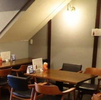 【テーブル席｜1～2名様】カップルやご友人とのご利用に！カジュアルな雰囲気のお席。木の質感を活かしたインテリアが穏やかな雰囲気をもつお席です。アットホームで親しみやすく、それでいて日常を少し贅沢に彩る落ち着いた雰囲気。ご夫婦や恋人同士の大切な思い出に残る時間をお過ごしください！
