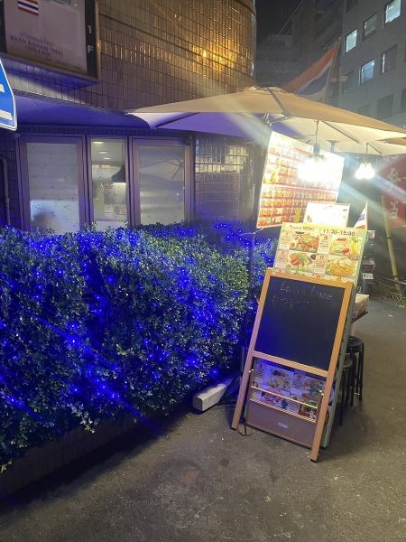 【心地よい空間で特別な時間を】タイの魅力が詰まった外観は周囲の景色に溶け込むようなデザインで、夜はライトアップされ、さらに魅力的に見えます。外から見えるメニューも、食欲をそそるものばかりです★