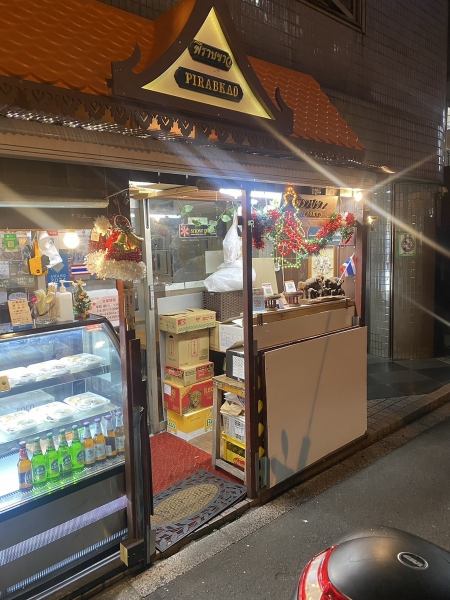 外観も特徴的で、明るい色合いの看板が目を引きます♪外観からもタイの魅力を感じてください！！