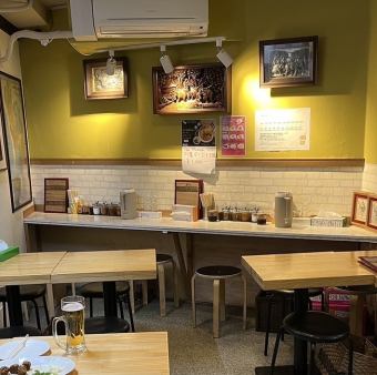 【居心地の良いカウンター席】広々としたカウンター席ではお1人様でもデートでも◎リラックスした時間をお過ごしください！