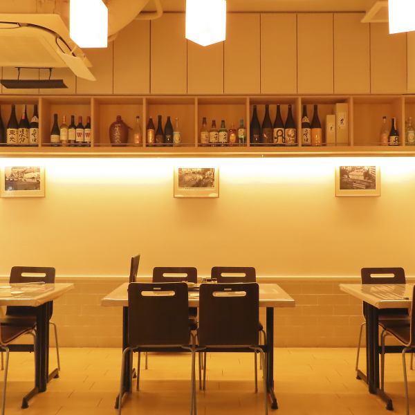 当店のテーブル席は、会社の宴会や仲間同士の集まりに最適です。明るい雰囲気の中で、会話を楽しみながらくつろげる空間をご提供いたします。さまざまなシーンでご利用いただけるスペースですので、ぜひご利用くださいませ。心よりお待ちしております！