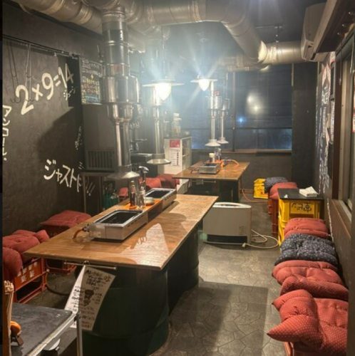 【ワイワイ楽しい活気あふれる空間★】1階には8名様×3卓のテーブル席をご用意♪大人数でのお食事やご宴会にも◎