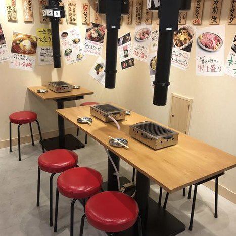 ふたごの店内はパイプいすと卓上のガスコンロという懐かしいテイスト。コンロはお店のコンセプトにこだわり廃盤のコンロを復刻したレア物！流れる音楽も2000年代J-POPで、どこか懐かしさが漂います。