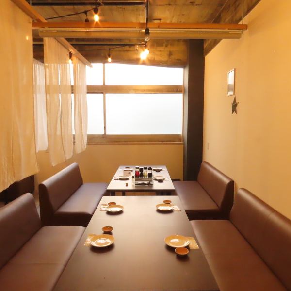 3階フロア！最大貸切は50名様までOK！広々としたフロアは、ロールカーテンをおろせば周囲の目が気にならない完全個室に早変わり。会社宴会、同窓会、打ち上げなどのご利用に最適です！少人数～大人数まで幅広くご利用できます☆宴会の、予算・コース・人数などのご相談・ご予約は当店までお気軽にお問合せください♪