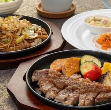 【北新地駅から3分】柔らかな和牛サーロインやお好み焼きを鉄板焼で堪能。