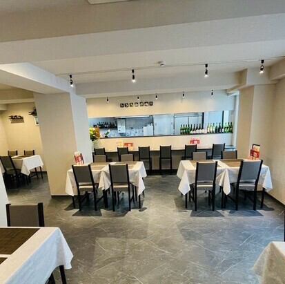 落ち着いた色調で統一された店内は、洗練された大人の雰囲気が漂います。ゆったりと座れるテーブル席や、落ち着いて食事ができるカウンター席を完備しており、様々なシーンでご利用いただけます。大切な人との語らいも弾む、心地よい空間で贅沢な時間をお過ごしください。