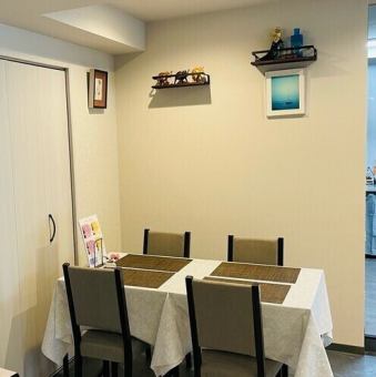 ゆったりとした4名様用のテーブル席は、ご家族やご友人との食事に最適です。周りを気にせず、美味しい鉄板焼きを囲んで楽しいひとときをお過ごしいただけます。大阪観光の際のお食事にもぴったりです◎