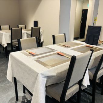 広々としたテーブル席は、ご家族でのご利用にも最適です。お子様から大人まで楽しめるお料理を囲んで、和やかな食事の時間を過ごせます。思い出に残る素敵なひとときをお楽しみください。