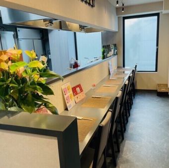 カウンター席は、お一人様でも気兼ねなくご利用いただけます。落ち着いた照明の中、ゆっくりと食事を味わいながら、お酒を片手にくつろぎの時間をお過ごしください。