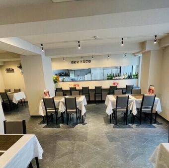 広々とした空間を貸し切って、プライベートなパーティーはいかがでしょうか。結婚式の二次会や、誕生日パーティーなど、特別なイベントにもご利用いただけます。ご予算や人数に応じて柔軟に対応させていただきます。