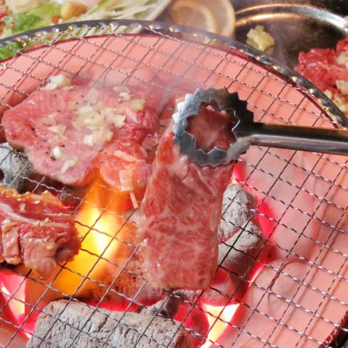 Heartwarming charcoal-cooked cooked alcoholic bud Bud !! Yakiniku can be enjoyed at reasonable prices ♪