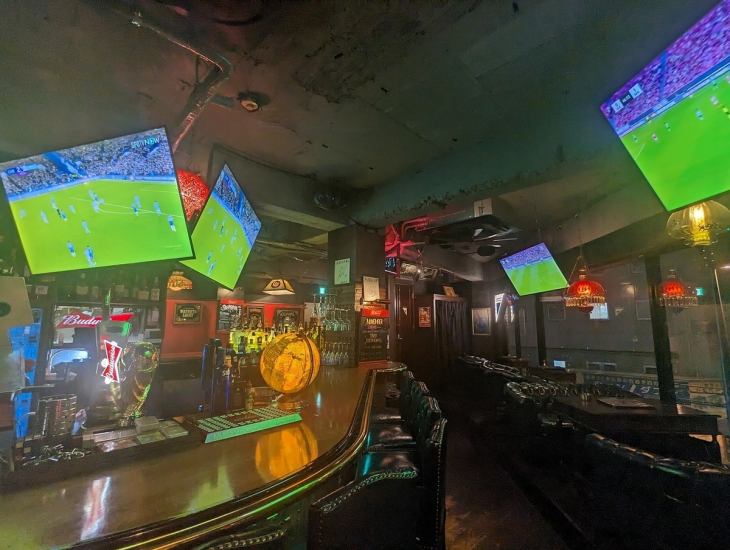 A sports bar where you can enjoy barrel draft beer, shisha, darts, watching sports, etc.