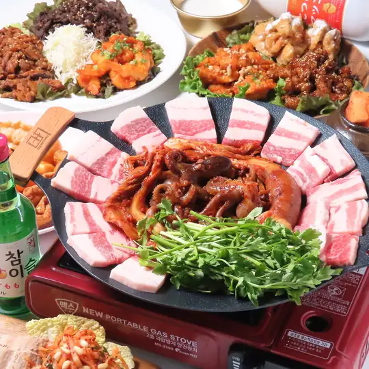 The main course includes 8 dishes such as the classic Korean dishes Jjukumi and Samgyeopsal, plus 120 minutes of all-you-can-drink for 5000 yen.