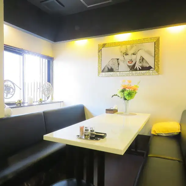 ◆Relax on our comfortable sofas! Spacious table seating with exceptional comfort◆With plush seating, families with small children and groups of close friends can relax without worrying about those around them.Enjoy our signature dishes to your heart's content in a cozy, home-like atmosphere surrounded by warm lighting and a relaxing interior.