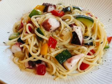 好評販売中！【期間限定メニュー】タコとたっぷり野菜の冷製パスタ　