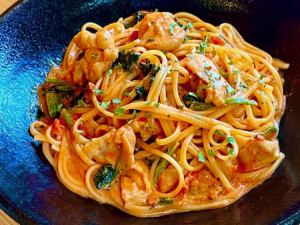 Chicken and spinach tomato cream pasta