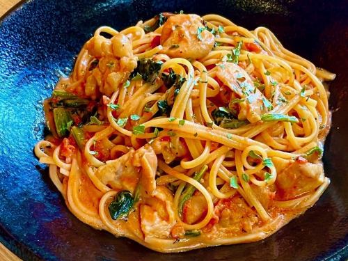 Chicken and spinach tomato cream pasta