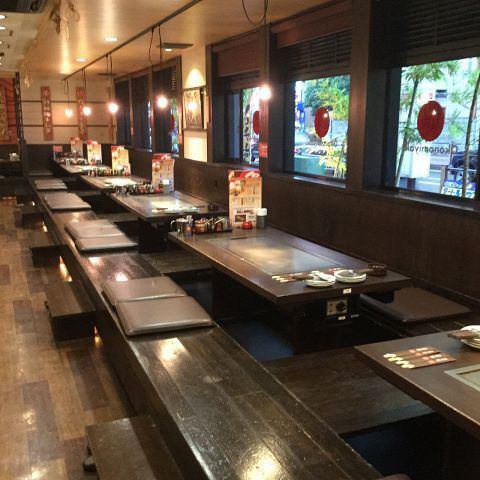 Equipped with table seating and sunken kotatsu seating. Can accommodate banquets for up to 100 people!
