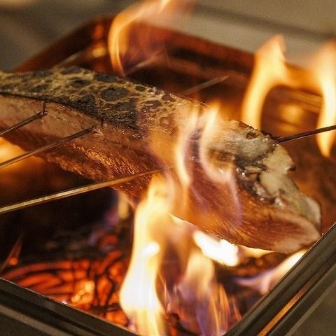 Fresh bonito caught from the local fishing port is grilled with straw.