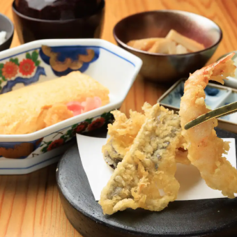 【精致午餐】每串天妇罗都是新鲜制作 ◎ “天妇罗套餐”包含6种天妇罗 - 共5道菜 ⇒ 1,700日元（含税）