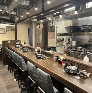 ご友人やパートナーなど親しい人と肩を並べて座るカウンター席。二人の距離も近く、心もより近付く、人気のお席です。旨い料理と旨い酒にじっくりと向き合うならカウンター席がおすすめ。大人の空間で贅沢な時間をお過ごしください。遅い時間帯ではBarの様な使い方もGood◎