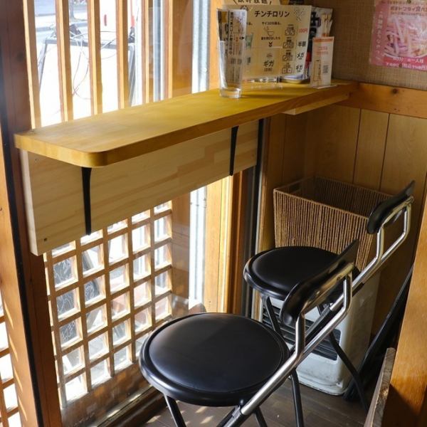 カウンター席は2名様用と4名様用をそれぞれ1卓ずつご用意。会社帰りのサク飲みや、おひとり様でのご利用に最適なスタイルです。気軽に立ち寄れる雰囲気で、ちょっとしたリフレッシュにぴったり。お好きなお酒と共に、美味しい料理を楽しんで、心地よいひとときをお過ごしください☆お気軽にご来店をお待ちしています！