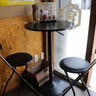 丸テーブルを2卓ご用意。少人数での会社帰りのサク飲みに最適で、気軽に立ち寄れる雰囲気が魅力です。美味しい料理と共に、リラックスした時間を楽しむことができます。仕事の後のひとときを、ぜひこちらでお過ごしください。