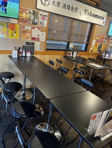 ８名様で利用可能です。会社の同僚やご友人とのカジュアルな飲み会にも。心温まる料理を囲みながら楽しいひとときをお過ごしいただけます。スポーツ観戦もお楽しみください！