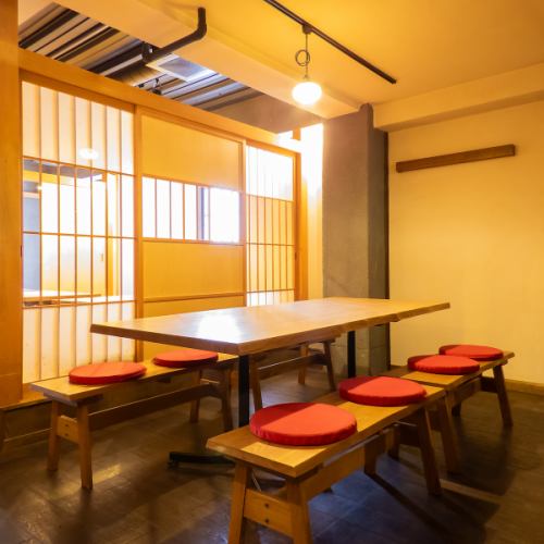 明るい雰囲気の店内で。