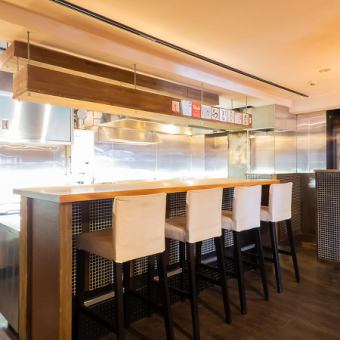 ≪カウンター席≫4席ご用意。お連れ様とのご来店や仕事終わりにお一人様でのサク飲みにちょうど良いお席です。結合して最大4名様でのご利用も可能。