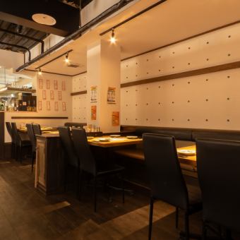 ≪結合テーブル席≫16～20名様でのご利用が可能です。忘新年会・歓送迎会などのシーンにもオススメ。木のぬくもりを感じる店内はリラックス効果も◎