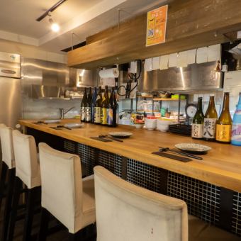 吧台座位：4 个座位。这里是和朋友一起小酌一杯或下班后独自小酌一杯的理想座位。可组合使用，最多可容纳 4 人。