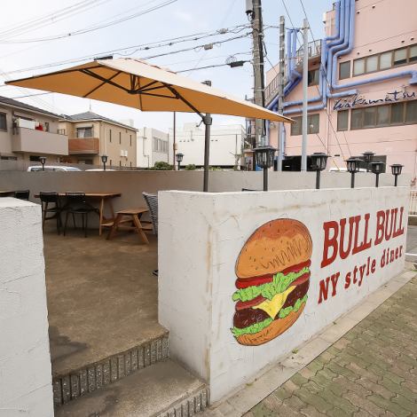 If the weather is nice, be sure to sit on the terrace! Located near Suma Kaihin Park, the meals you can enjoy while feeling the pleasant sea breeze are exceptional! There is also a simple shower, so you can wash away the sand on your sandals ◎