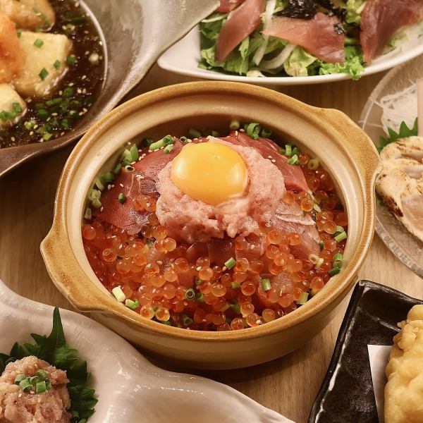 【肉与金枪鱼煲仔饭套餐】“金枪鱼肥肉＆烤牛肉＆鲑鱼子”豪华套餐附2.5小时无限畅饮 4,000日元（含税）