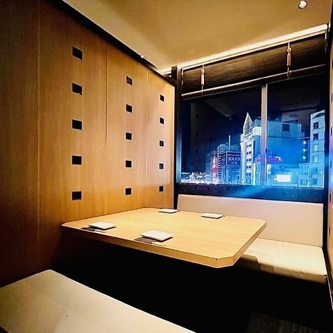夜景が一望できる2名個室はデートにおすすめです。