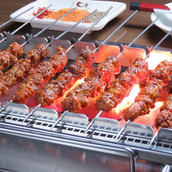 A variety of skewers, mainly lamb skewers (mutton skewers), are grilled right in front of the customer!