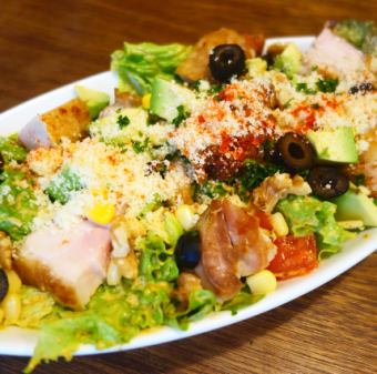 チキンとアボカド、ブロッコリーのパワフルサラダ