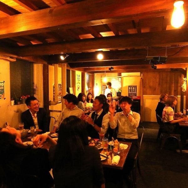 16名～25名様まで貸切OKな2フロアが奥に広がる店内。プライベート飲み会やコンパを始め、カップルでゆったり禁煙のソファ席、喫煙可能なテーブル席、ワイワイとおしゃべりも楽しめるカウンター席と、様々なシチュエーションで使えます♪一度来たことがある方でもタイプの違う席で過ごせば、違ったひと時を送れるはずです！