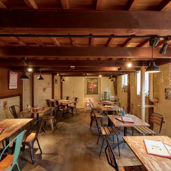 该餐厅有两层,可供 16 至 25 人租用。从私人酒会、小聚,到情侣专用的舒适无烟沙发席、可吸烟的桌席、以及可以愉快交谈的吧台席,各种场合都能在这里找到。即使您已经来过这里,尝试不同的座位类型也一定会有不一样的体验!