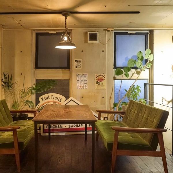 在这里,您可以暂时忘却都市的喧嚣,放松身心。店内的沙发座位时尚又舒适。座位可自由调整,可容纳2人至4人,甚至可以在沙发上享受女生的夜晚。周末经常爆满,建议提前预约。