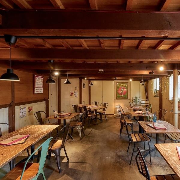 餐厅有两层楼，可供16至25人私人租用。这里用途广泛，从私人饮酒聚会到情侣休闲的无烟沙发座位，从允许吸烟的餐桌座位到可以畅谈的吧台座位，应有尽有。即使您之前来过，尝试不同的座位类型也一定会给您带来不同的体验！