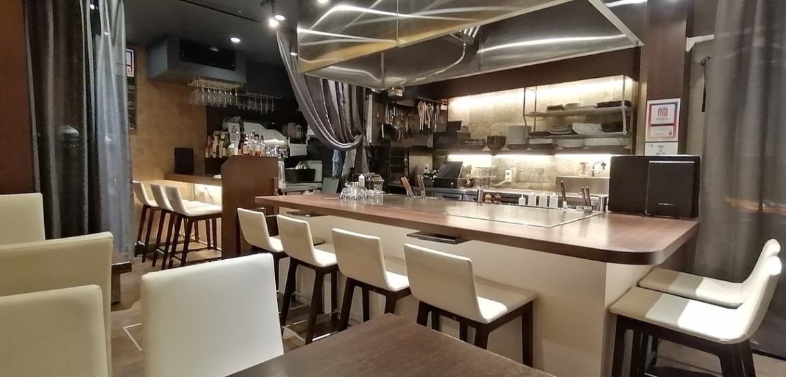 明亮而休闲的okonomiyaki和铁板烧餐厅位于大楼的地下一层，距离新桥站和银座站约5分钟步行路程。请在各种情况下随意使用它，例如在下班回家或约会时就餐♪