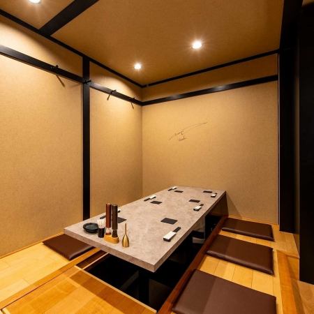 会社仲間や気の知れたご友人とのお食事にもぴったりな、落ち着いたテーブル席をご用意しております。日常的なお食事から特別なひとときまで、幅広いシーンにご対応可能です。