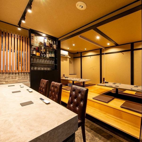 《シーンに合わせた空間で、特別なひとときを》ゆったり寛ぎながら飲み会を楽しめる掘りごたつ席を2～10名様用に完備しております。会社の飲み会や打ち上げ、接待など、幅広いシーンでご利用いただける使い勝手の良い空間です。
