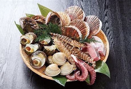 海鲜品种也很丰富，请尽情享用。
