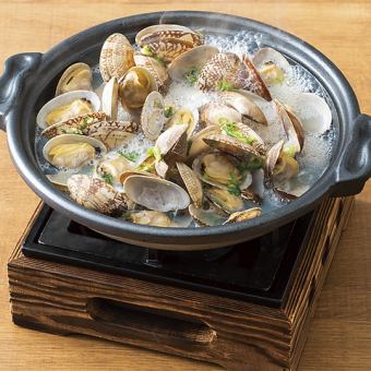 Steamed clams on a ceramic plate