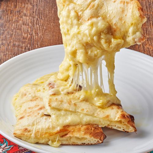 チーズナンをはじめ8種のナンをお楽しみいただけます